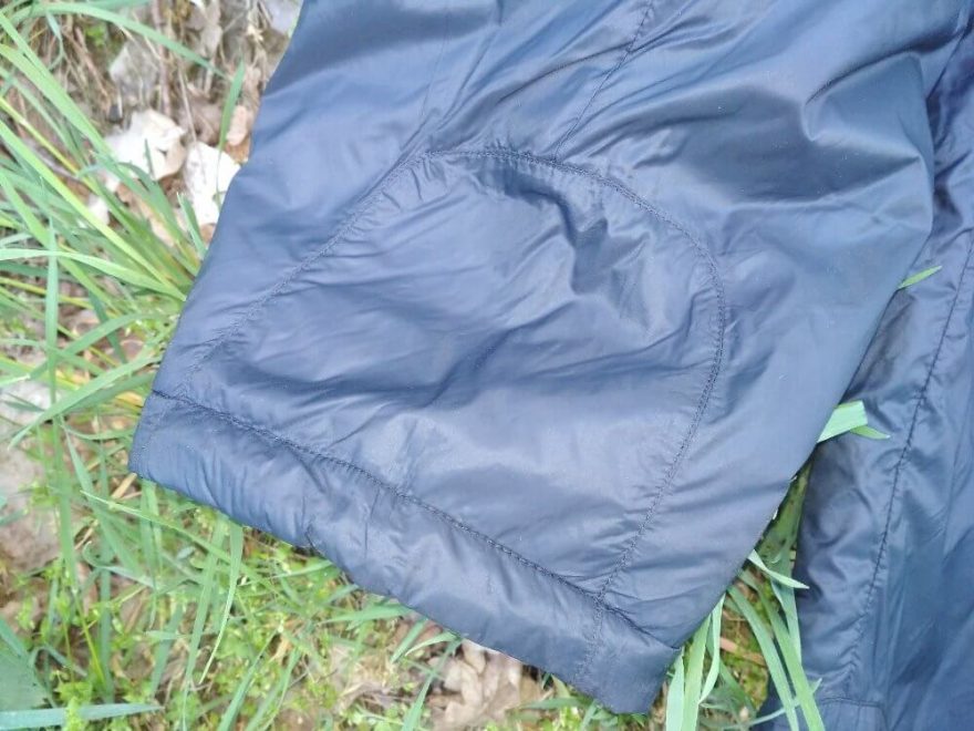 Z vnitřní strany nohavic kalhot Rafiki Adore je látka šitá do půloblouku.