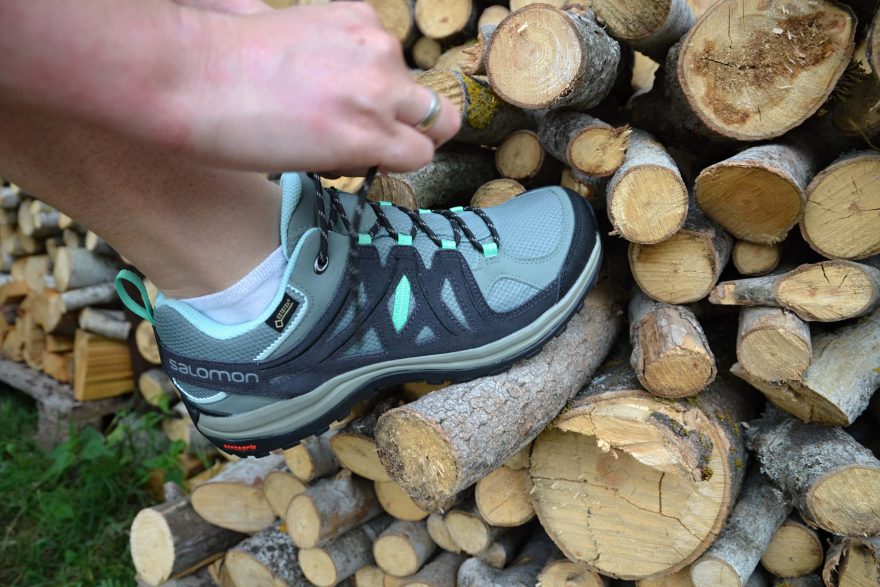 Čtyři páry textilních oček a jeden pár kovových dostatečně stáhne vaši nohu v botě Salomon ELLIPSE 2 GTX®.