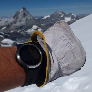 Hodinky Garmin vívoactive 3 s Matterhornem v pozadí.