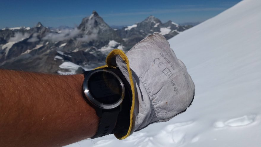 Hodinky Garmin vívoactive 3 s Matterhornem v pozadí.