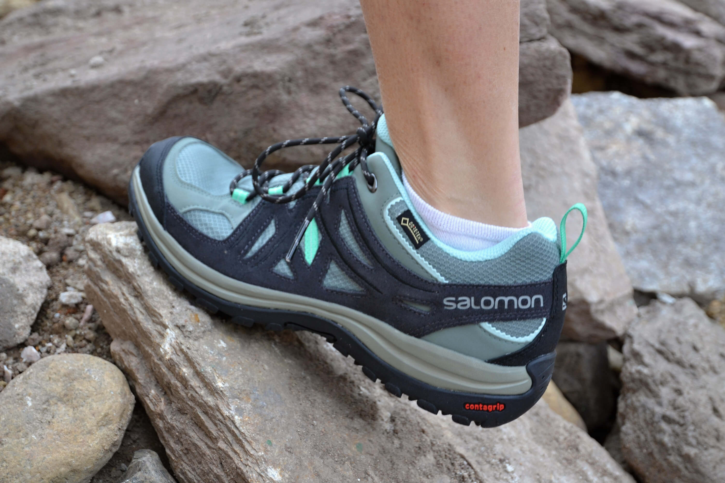 Podrážka Contagrip dává botám Salomon ELLIPSE 2 GTX® dostatečné tření i pro výstup po kamenech.
