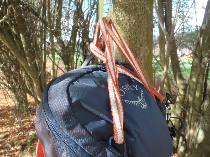 Další způsob zavěšení batohu OSPREY Mutant 22 pomocí 120 cm šité smyčky.