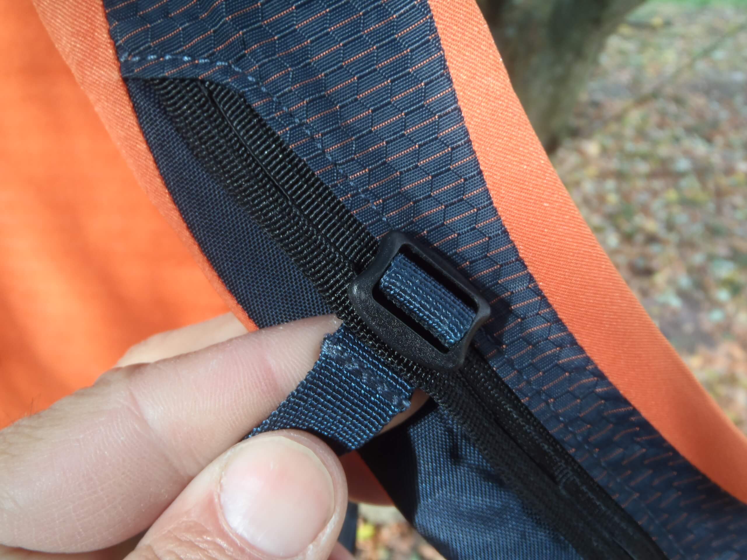 Detail hrudního popruhu OSPREY Mutant 22.