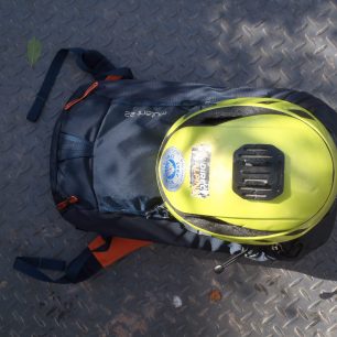 Fixace helmy do tahacích poutek na víku batohu OSPREY Mutant 22.