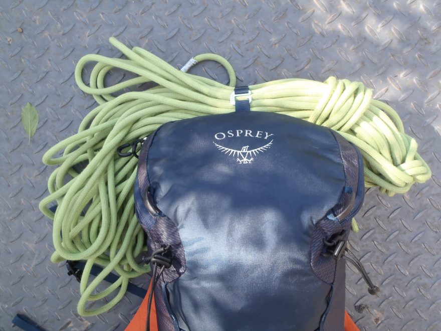 Fixace lana pomocí popruhu s kovovým háčkem n abatohu OSPREY Mutant 22.