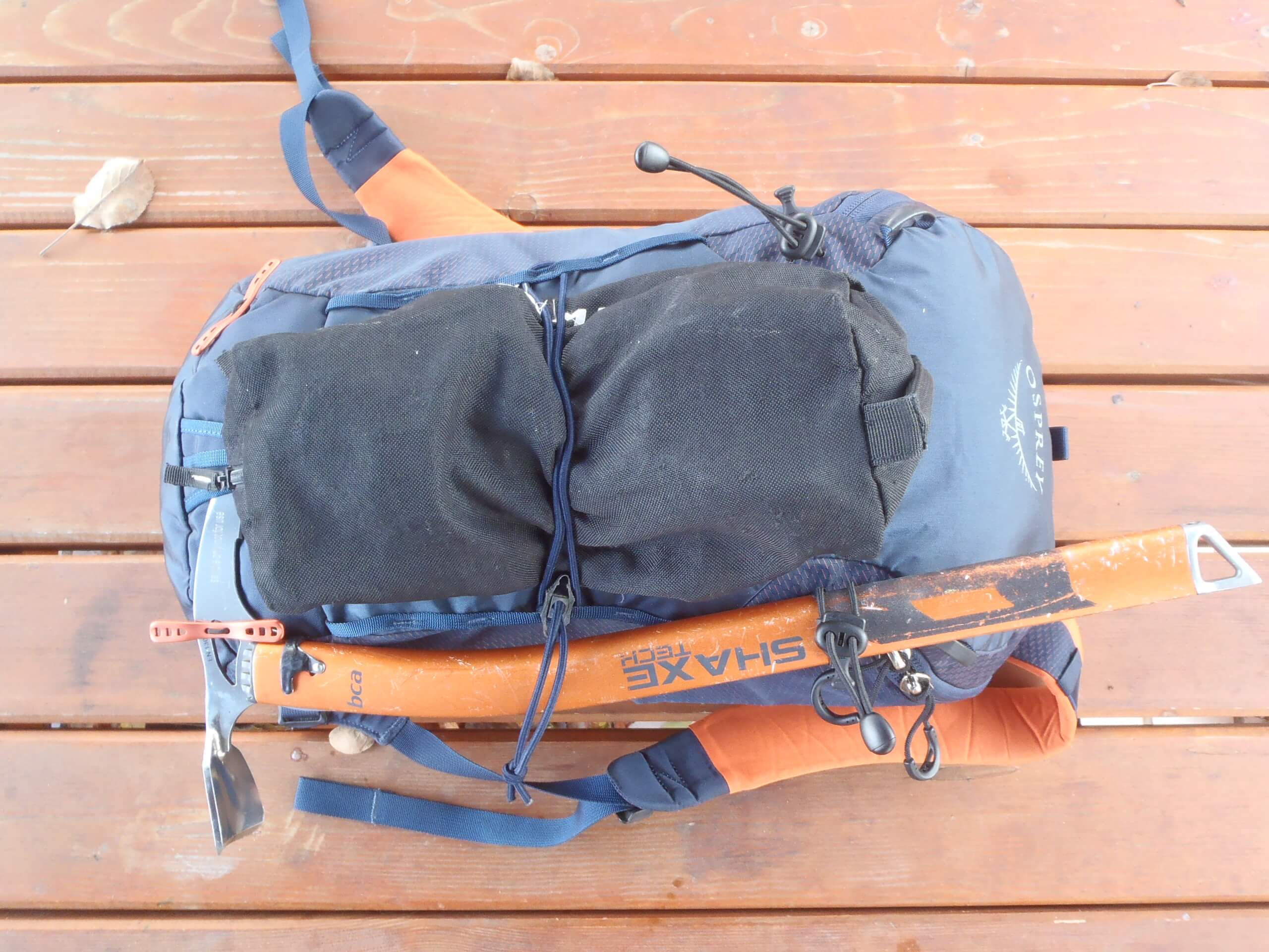 Fixace maček na batoh OSPREY Mutant 22.