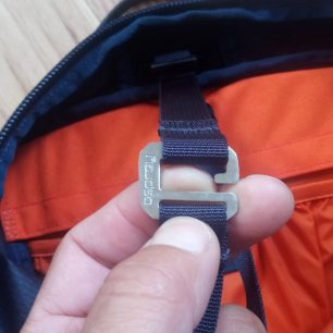 Kovový háček na vnitřním popruhu batohu OSPREY Mutant 22 pro stažení obsahu batohu nebo fixaci lana z vně.