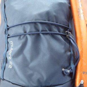 Mezi popruhové daisy chainy jsem si přidal kulatou gumovou šňůru o průměru 4 mm pro fixaci dalšího vybavení.