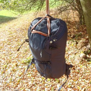 Nejjednodušší způsob zavěšení batohu OSPREY Mutant 22 pomocí 120 cm šité smyčky.