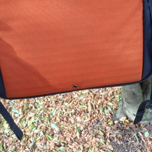 Odtokový otvor pro případ nehody picího vaku.