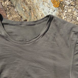 Ploché švy na triku WOOLIFE 140.j