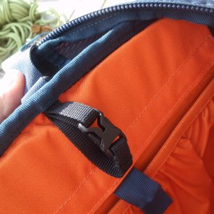 Popruh se sponkou na zavěšení vodního vaku v batohu OSPREY Mutant 22.