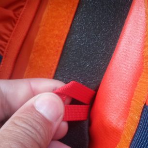 Poutko na vytažení vnitřní karimatky v batohu OSPREY Mutant 22.