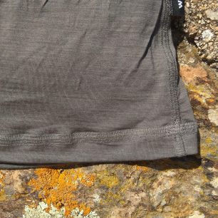 Spodní lem a detail plochého šití na merino triku WOOLIFE 140.