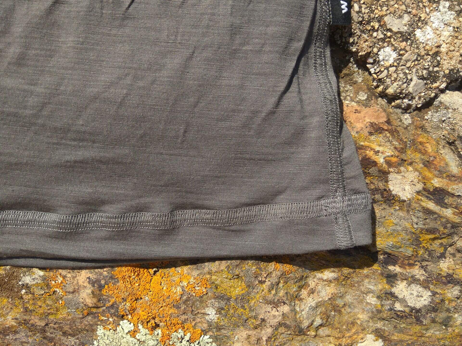 Spodní lem a detail plochého šití na merino triku WOOLIFE 140.