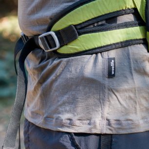 Vnější etiketa na levém boku trika WOOLIFE 140.