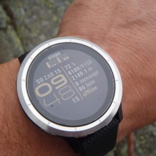 Vyměněná základní obrazovka na Garmin vívoactive 3 - ciferník podle preferencí.