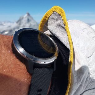 Z boční strany je zřetelné ovládání hodinek pomocí Side Swipe.