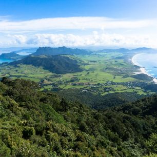 Te Whara track na Sverním ostrově. Výhled ze skalního převisu v 400 m n. m. 