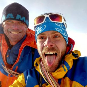 Marek Holeček a Zdeněk „Háček“ Hák na vrcholu nepálské Kyajo Ri (6186 m), kam vystoupili v květnu novou cestou Lapse of Reason.