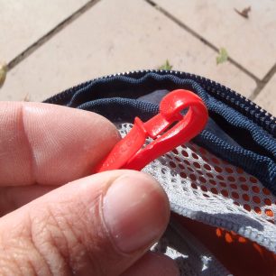 Šikovná sponka na klíče ve vnitřní kapse víka batohu OSPREY Mutant 22.