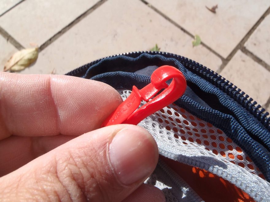 Šikovná sponka na klíče ve vnitřní kapse víka batohu OSPREY Mutant 22.