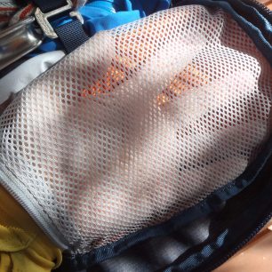 Vnitřní síťovaná kapsa ve víku batohu OSPREY Mutant 22.