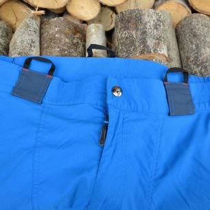 Některé modely kalhot umožňují i připnutí kšand - Direc Alpine.