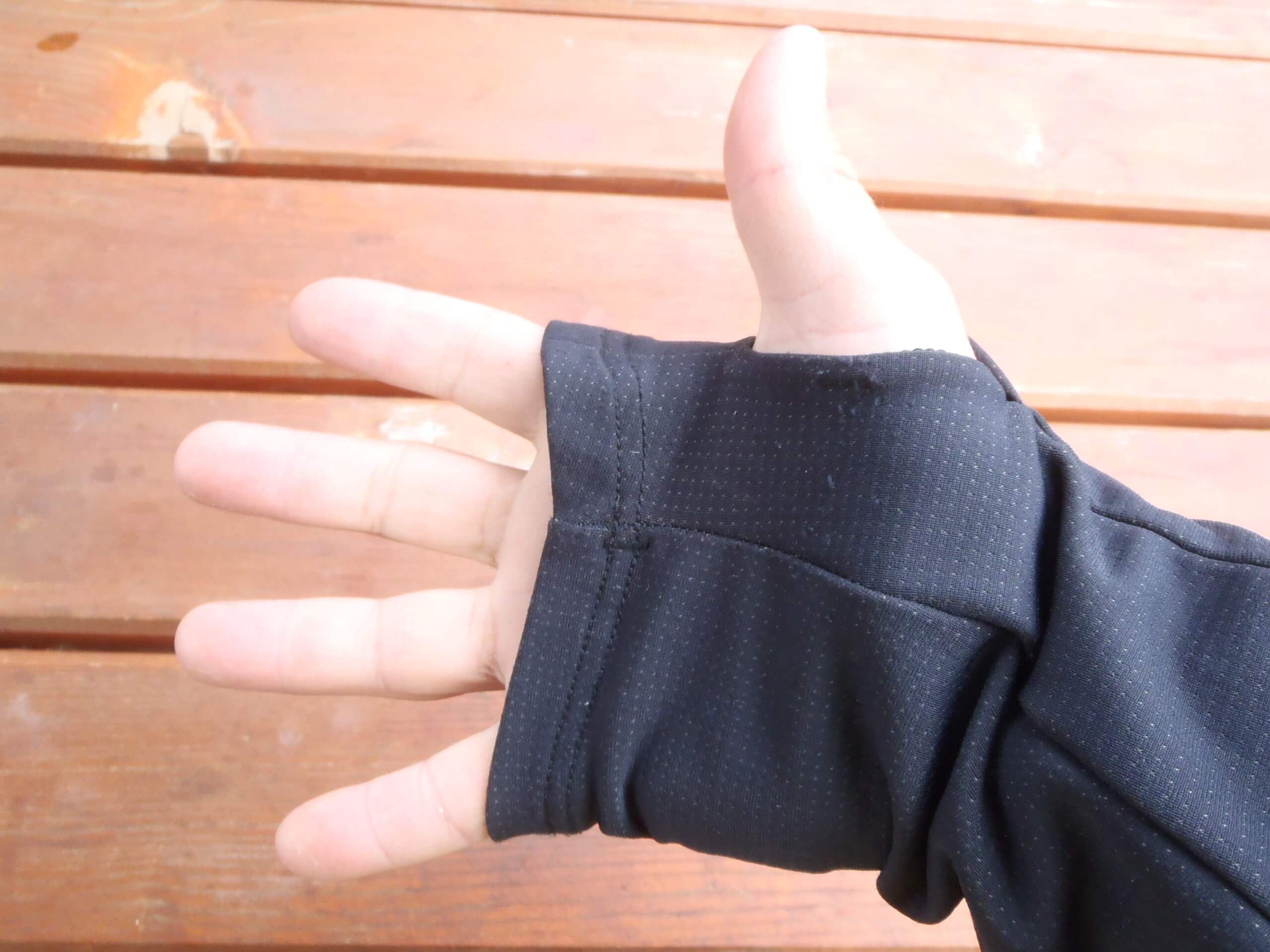 Detail na konec rukávu s otvorem na palce - Sir Joseph Forza Man.