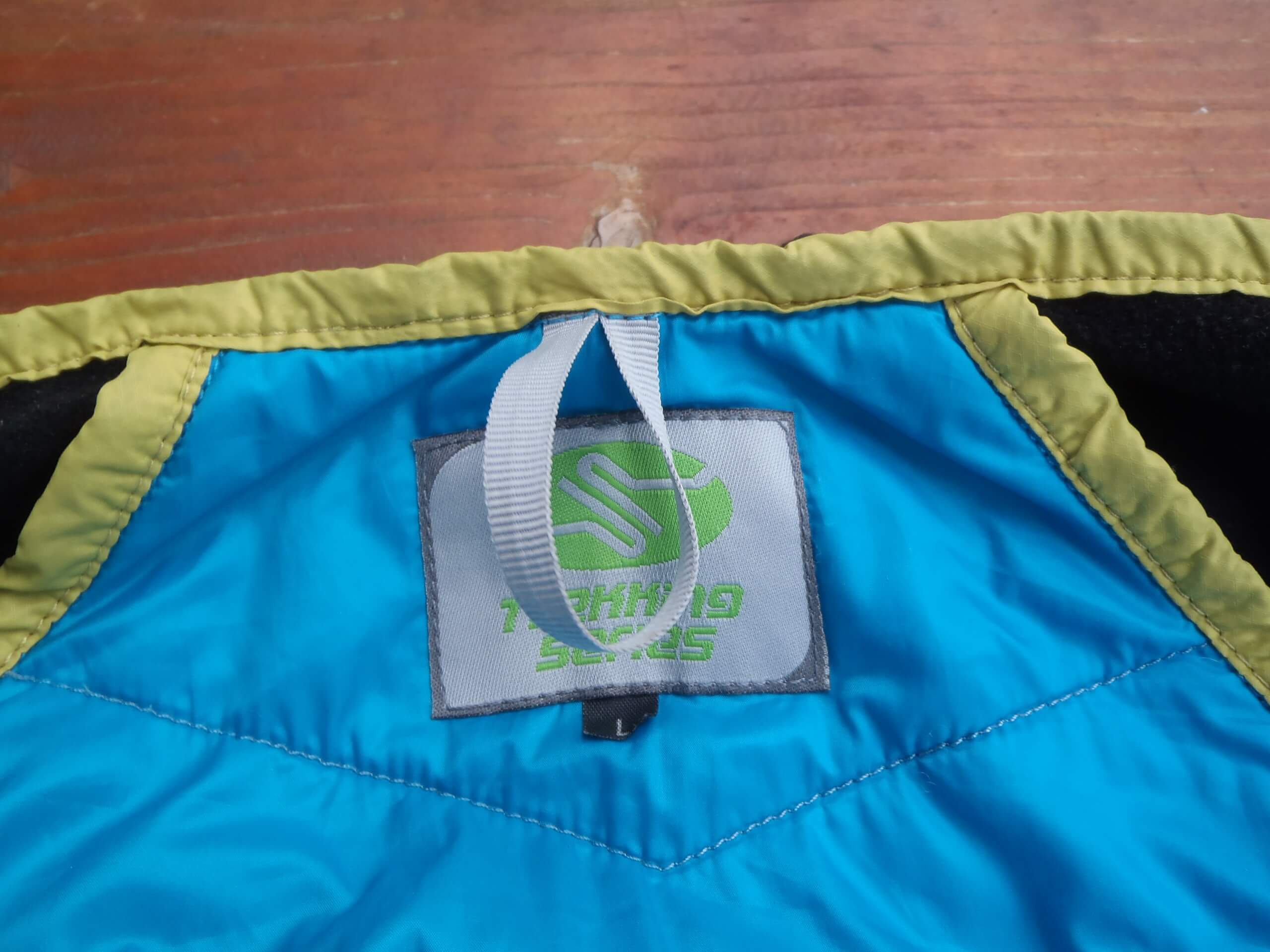 Detail poutka a etikety - Sir Joseph Forza Man.