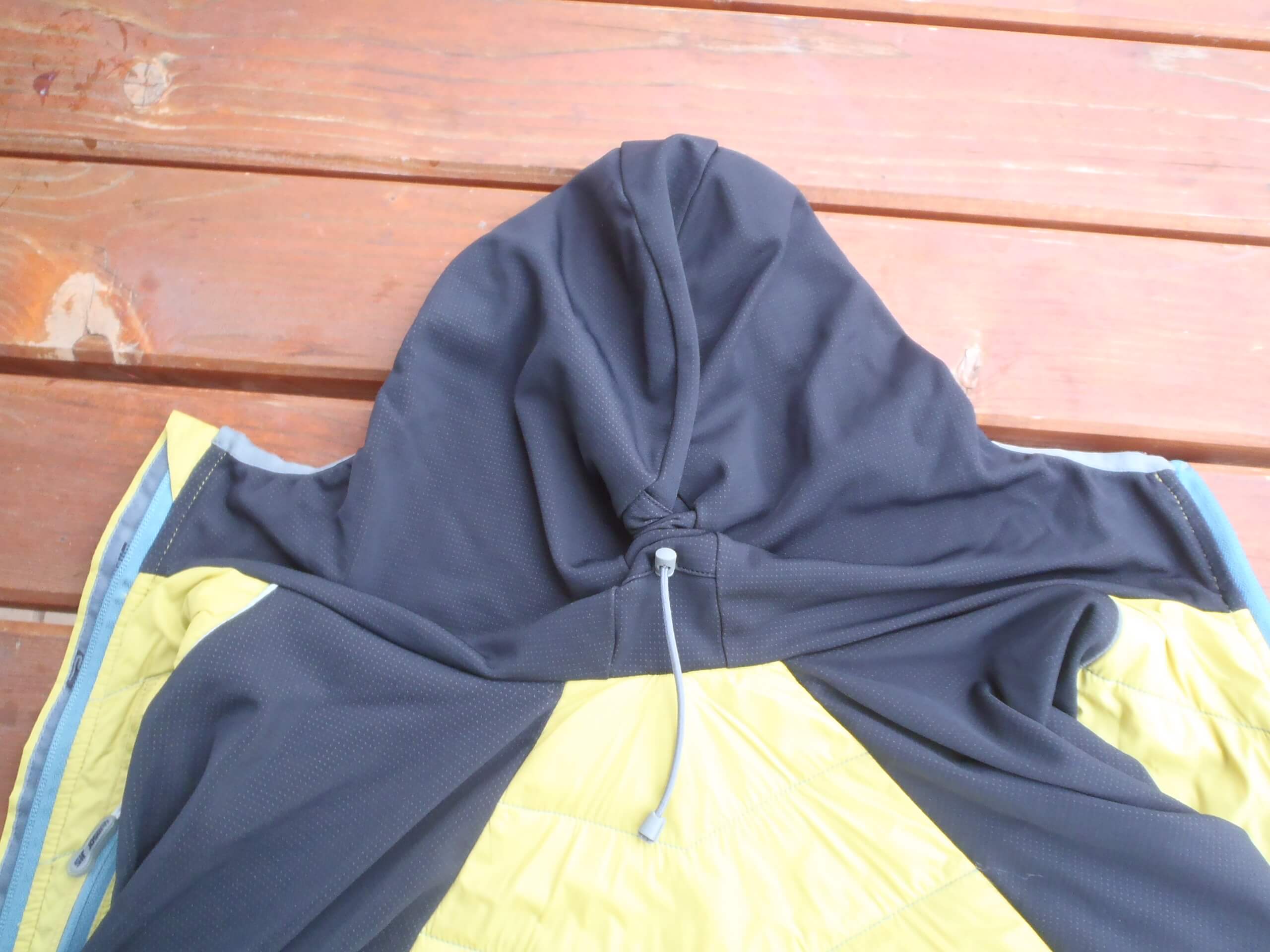 Detail stahování kapuce, staženo - Sir Joseph Forza Man.