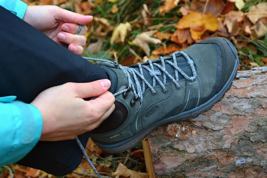 Kotníkové boty poskytují oporu při chůzi s těžším batohem. Stažení v oblasti kotníku se dá utáhnout podle potřeby. Keen Terradora Leather Waterproof Mid W.