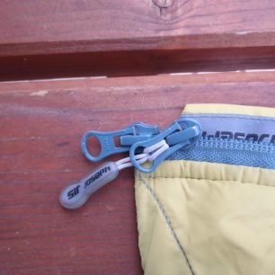 Dvojcestný zip se hodí pro ventilaci, přístup ke kalhotům nebo do vnitřních kapes - Sir Joseph Forza Man.