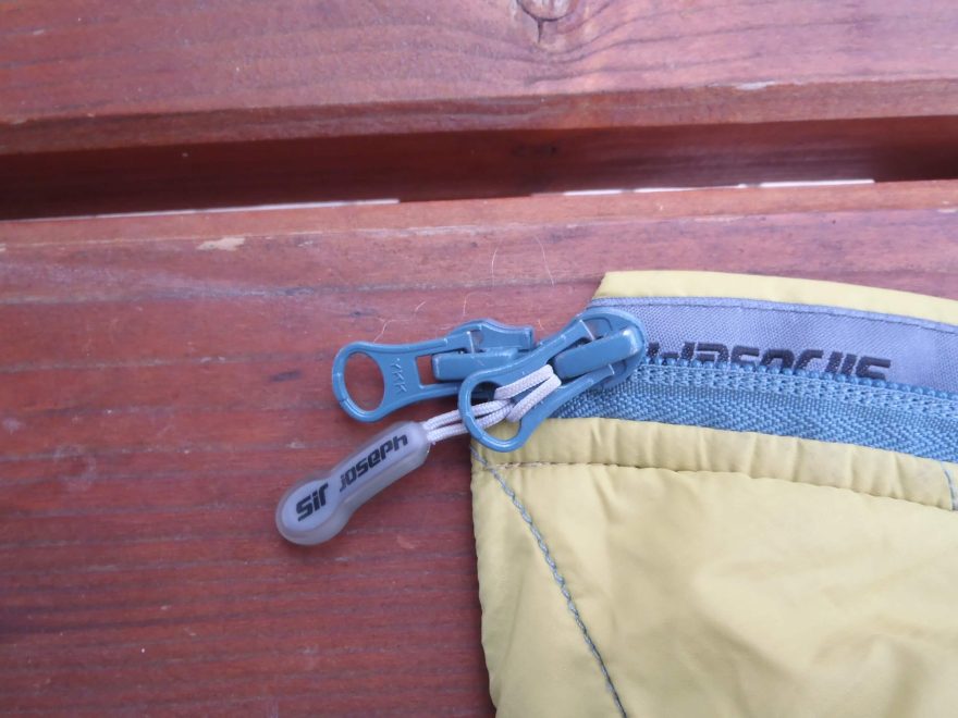 Dvojcestný zip se hodí pro ventilaci, přístup ke kalhotům nebo do vnitřních kapes - Sir Joseph Forza Man.