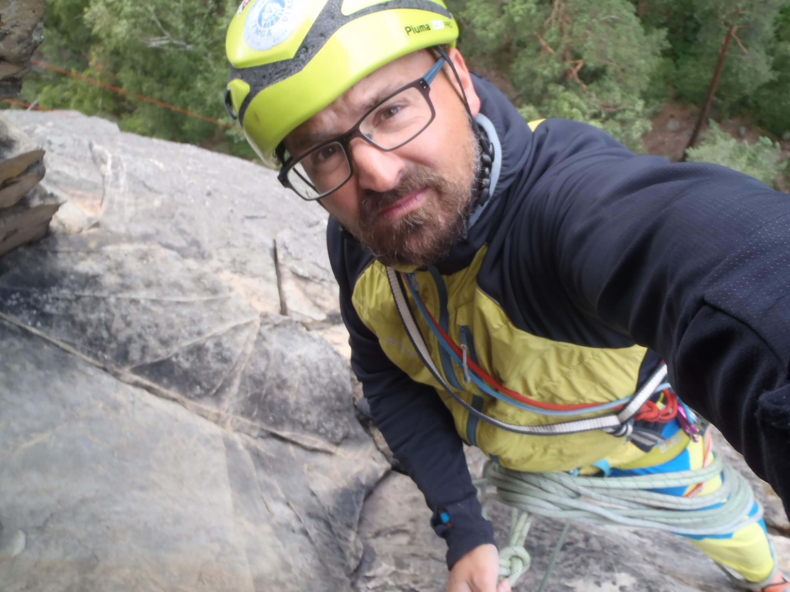 Lezení v bundě Sir Joseph Forza Man na Suchých skalách.