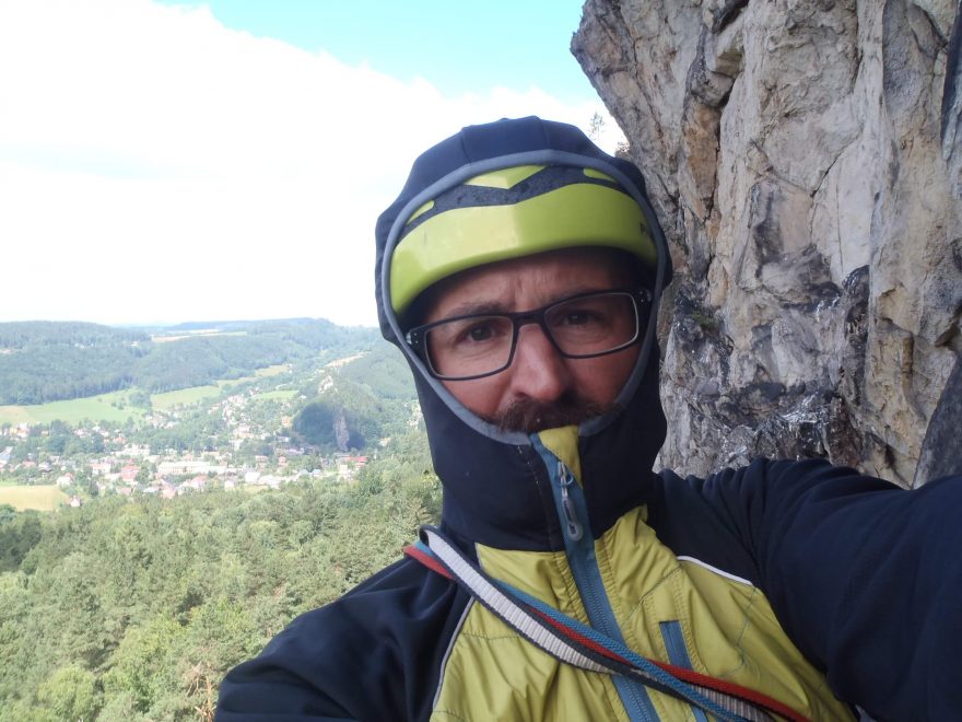 Nouzové přetažení kapuce přes helmu - Sir Joseph Forza Man.