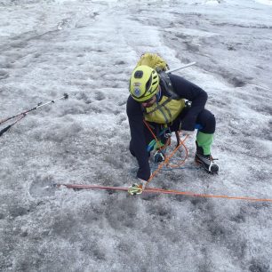 Přetažené rukávy i přes rukavice a testování odolnosti konců rukávů - Sir Joseph Forza Man.