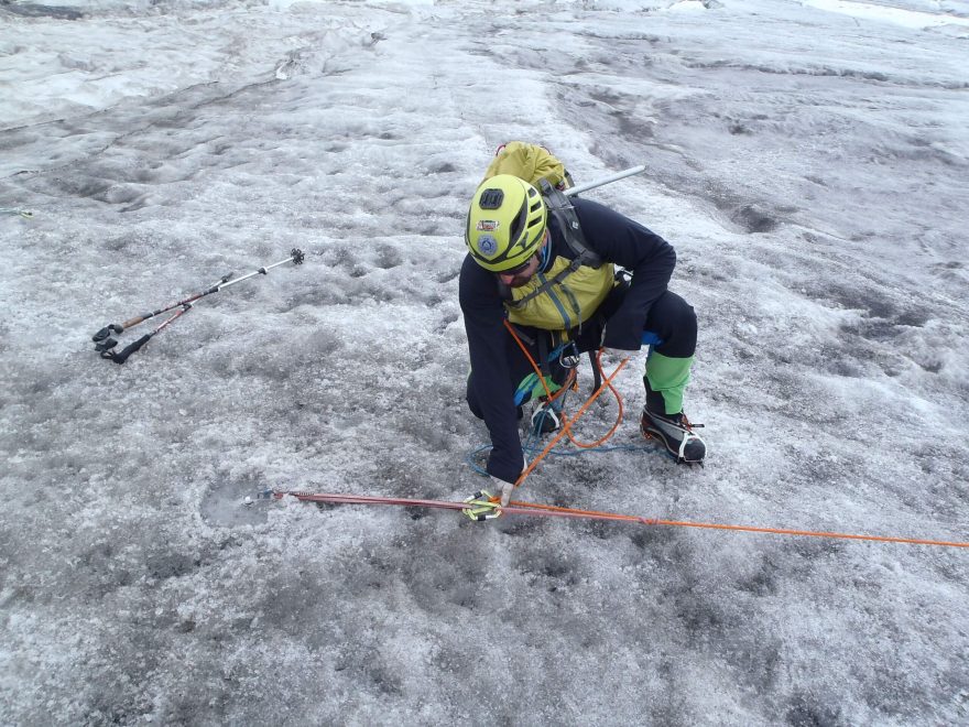 Přetažené rukávy i přes rukavice a testování odolnosti konců rukávů - Sir Joseph Forza Man.