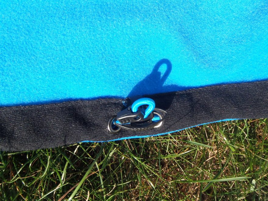 Stahování gumovou tkanicí a plochou samosvorkou u bundy Direct Alpine Alpha Active.