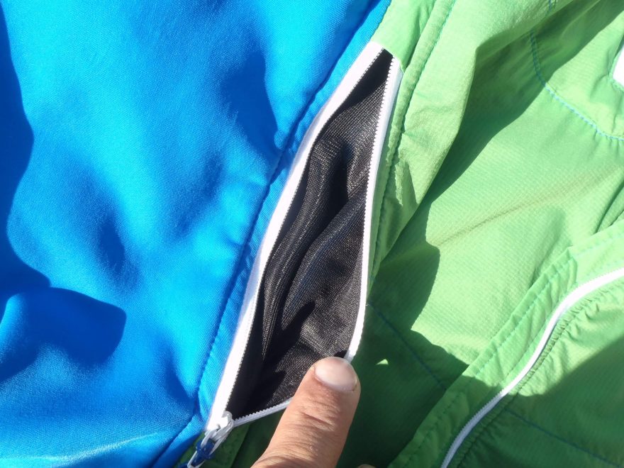 Vnitřek kapsy Direct Alpine Alpha Active je síťovaný.