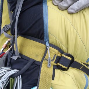 Zapnutá kapsa a její jezdec vychází za bederní pás sedacího úvazku - Sir Joseph Forza Man.