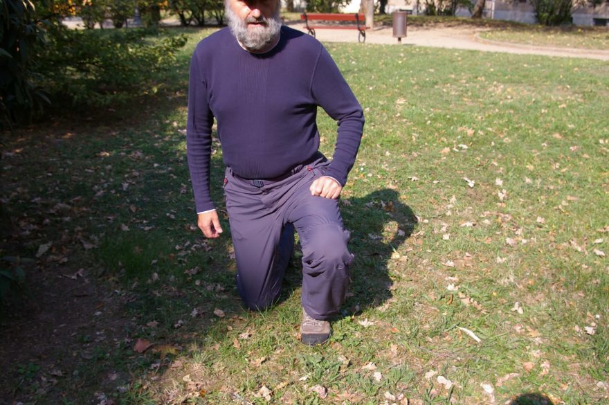 Lze si snadno kleknout, třeba před manželkou