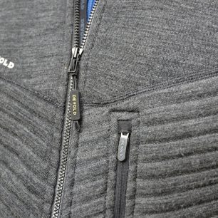 Detail zipu a náprsní kapsy vesty Devold Tinden Spacer.