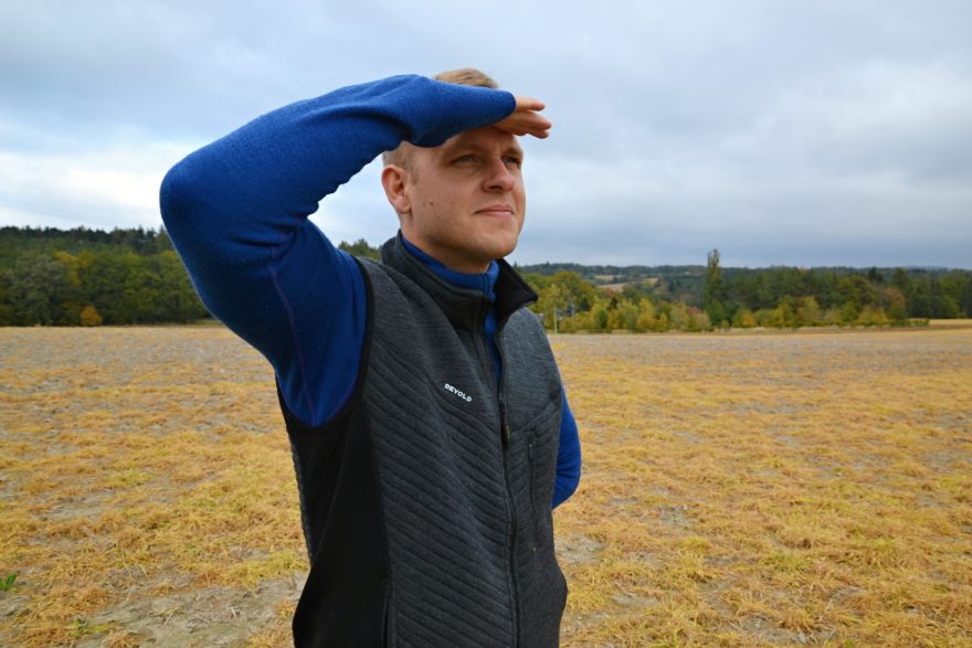 Boční strečový panel umožňuje široký rozsah pohybu.