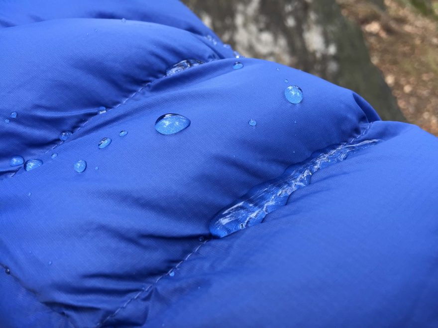 Impregnace vnější látky bundy Marmot Solus.