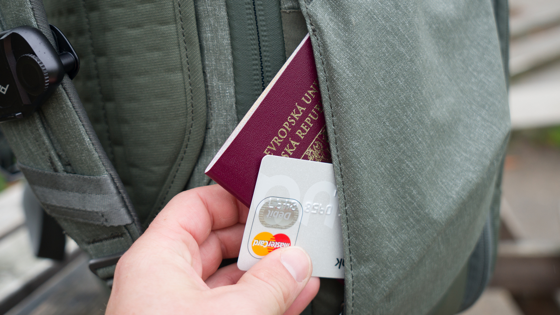 Jedna ze zkrytých kapes na boku batohu