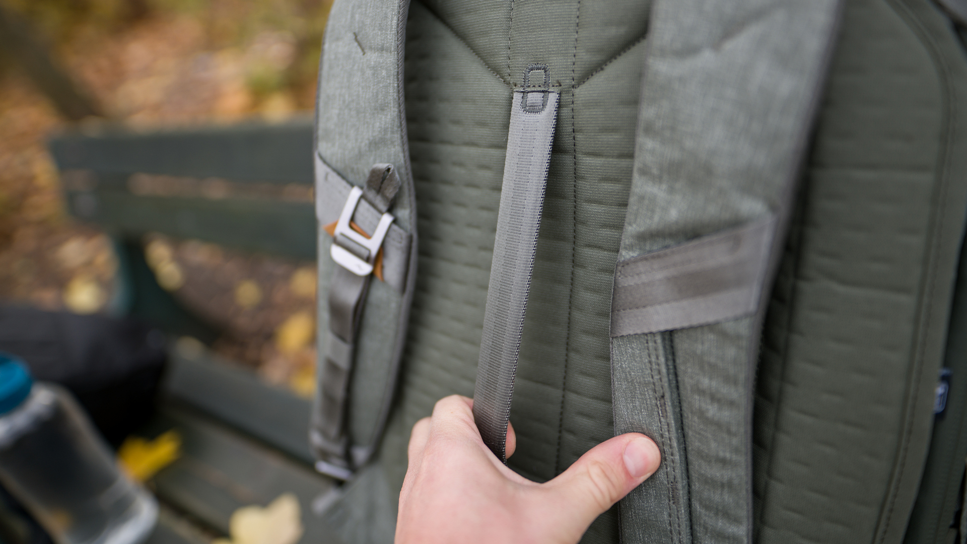 Jedno z pěti madel. Tolik švů jen tak nepovolí, stejně tak samotný robustní popruh