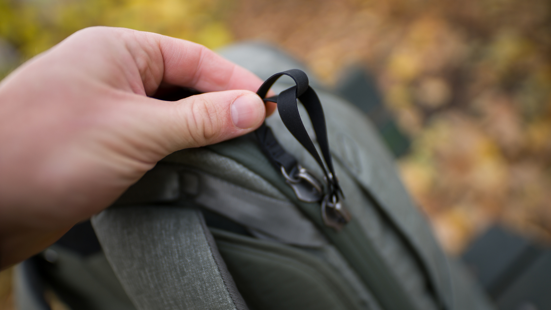 Jezdce zipu hlavní komory můžete proplést a zabránit tak kapsářům v rychlé rozepnutí