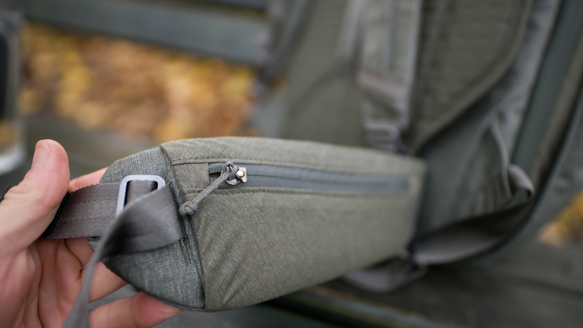 Kapsa na polstrovaném bederním popruhu spolkne drobné třeba na kávu