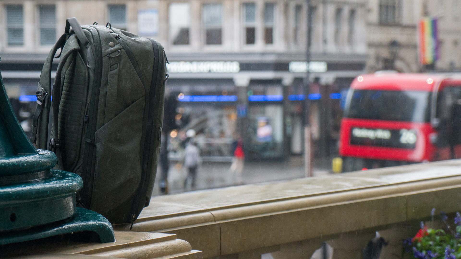 Nepromokavost základního materiálu a zipů prověřil věčně deštivý Londýn